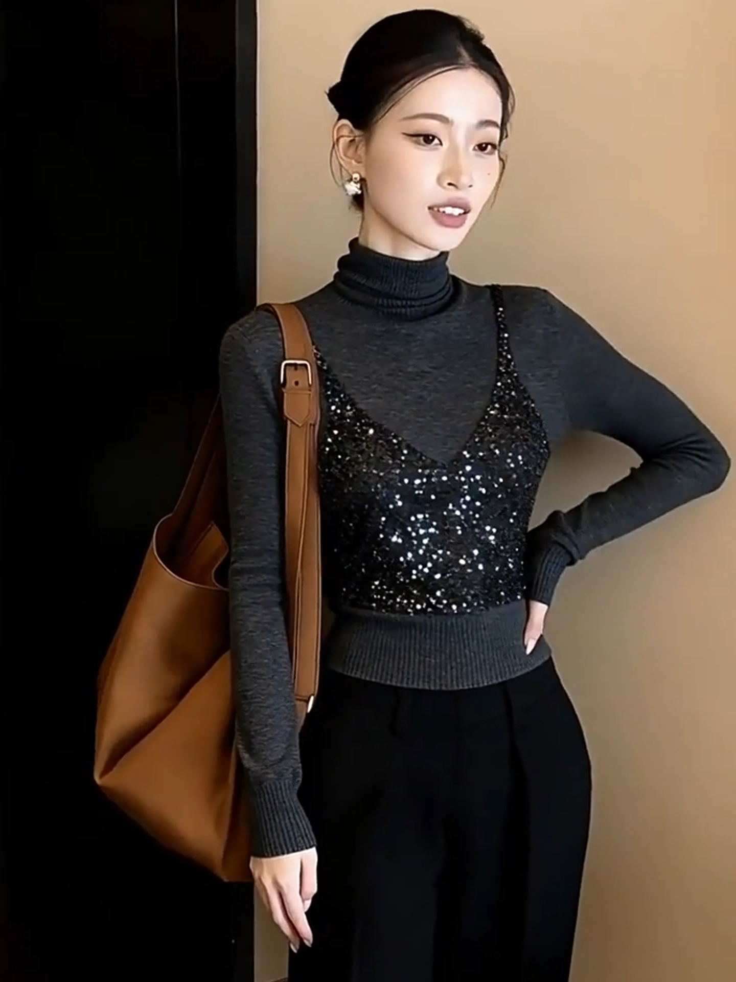 Chic High Neck Sparkling Sequi – Sequin Fabric Panel recenzja i cena