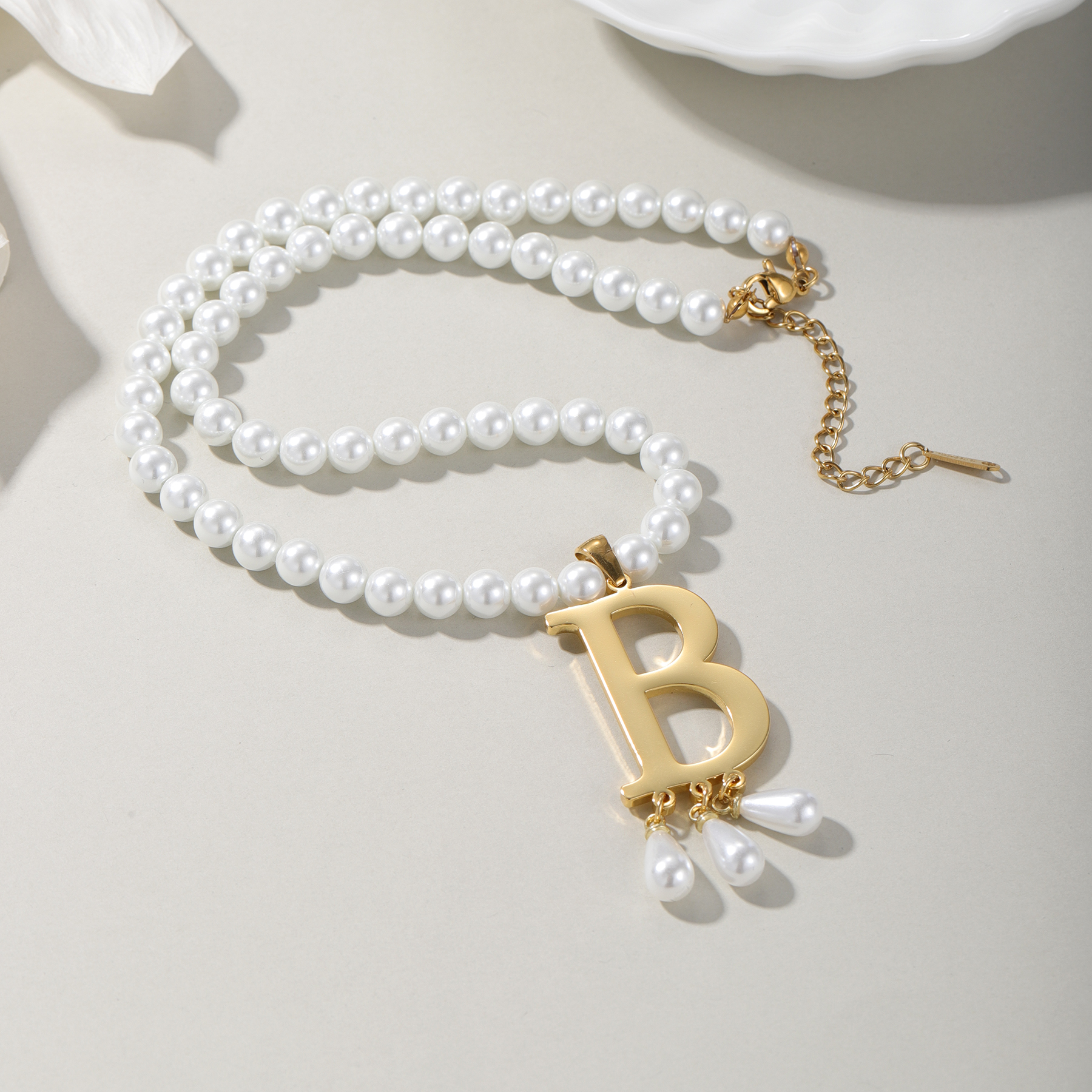 Customized Initial Pendant Lux – Pearl Trim Chain recenzja i cena